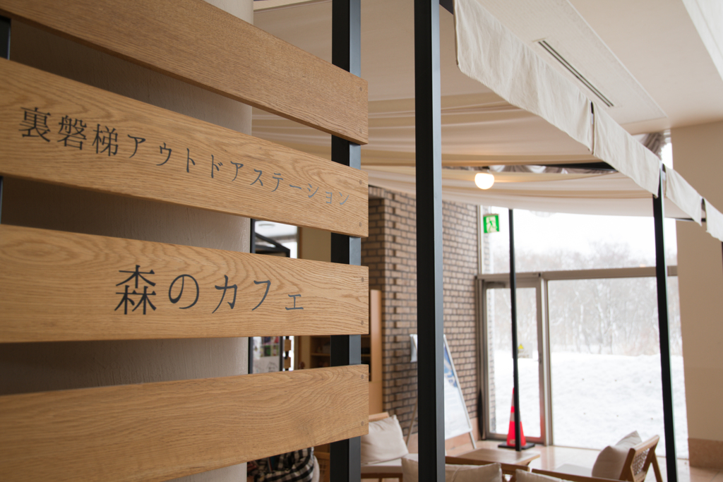 外は吹雪