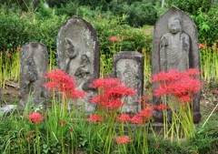 石仏と彼岸花