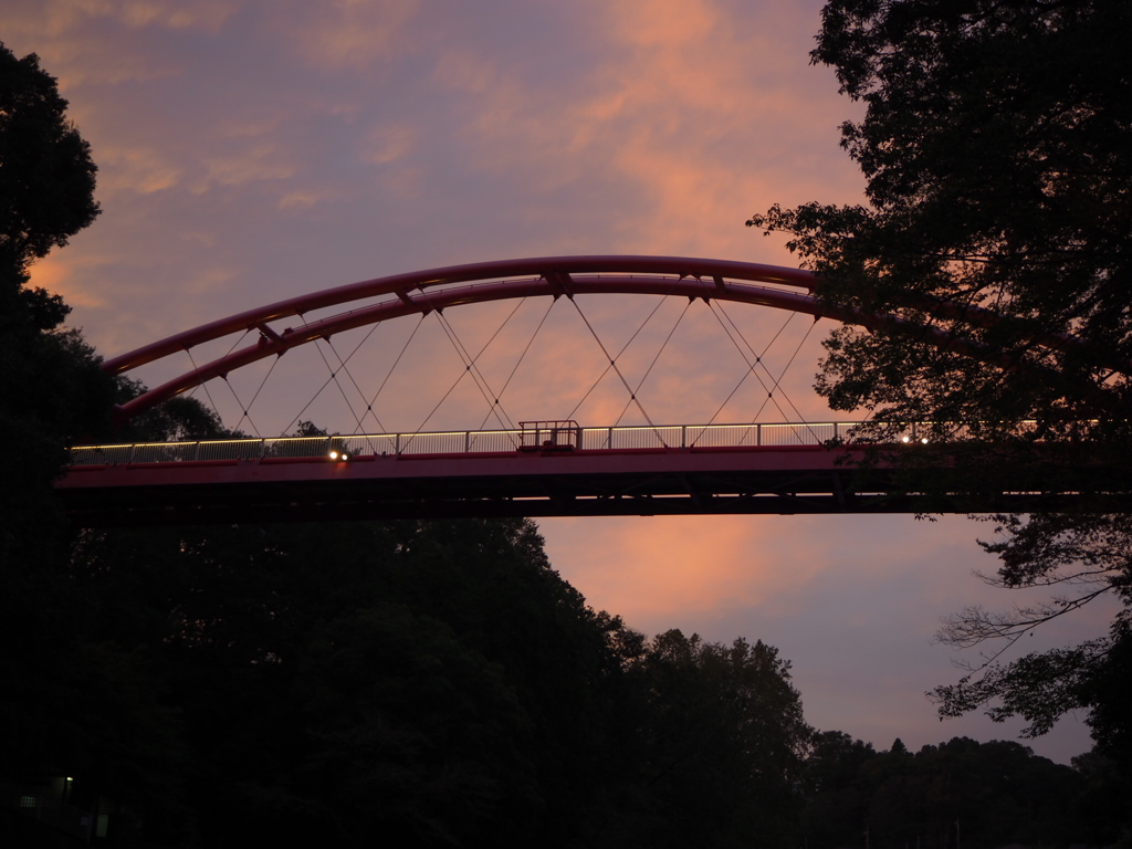 赤い橋と夕焼け