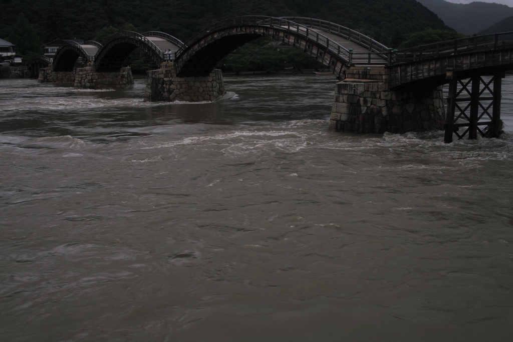錦帯橋豪雨