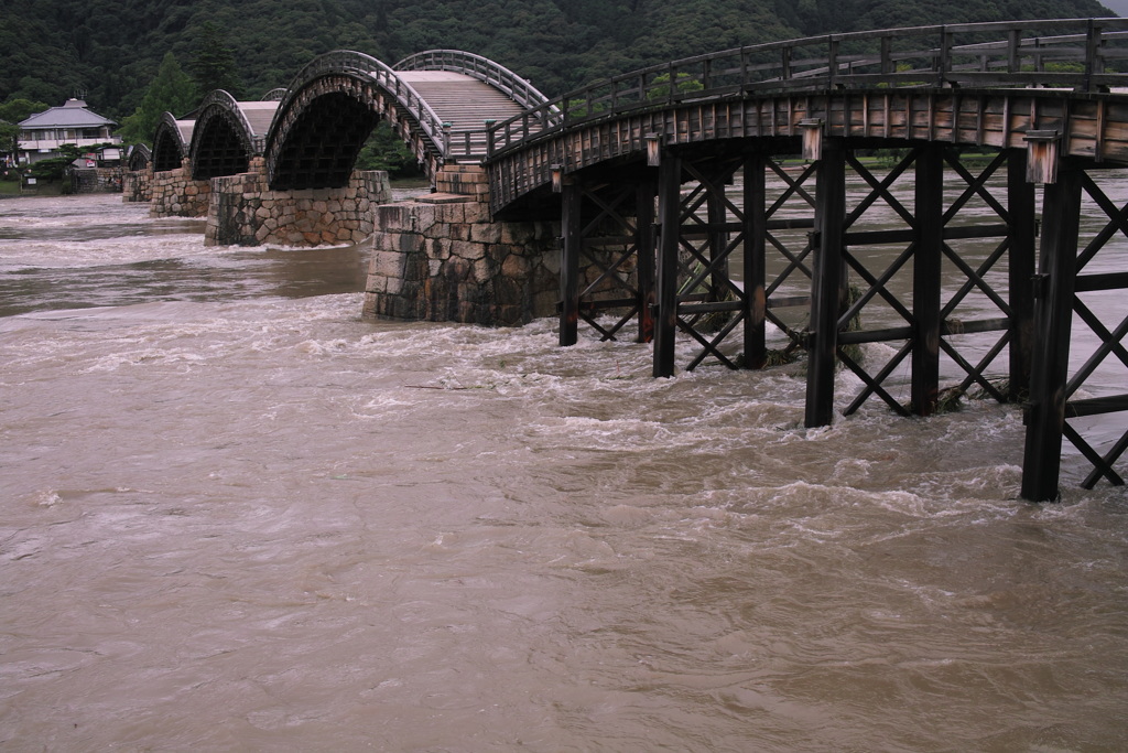 錦帯橋豪雨