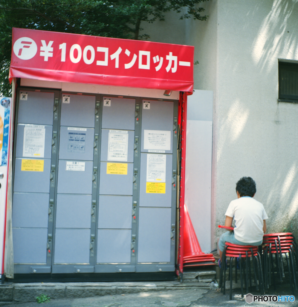 100円コインロッカーの少年