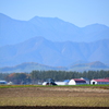 日高山脈とトラクター