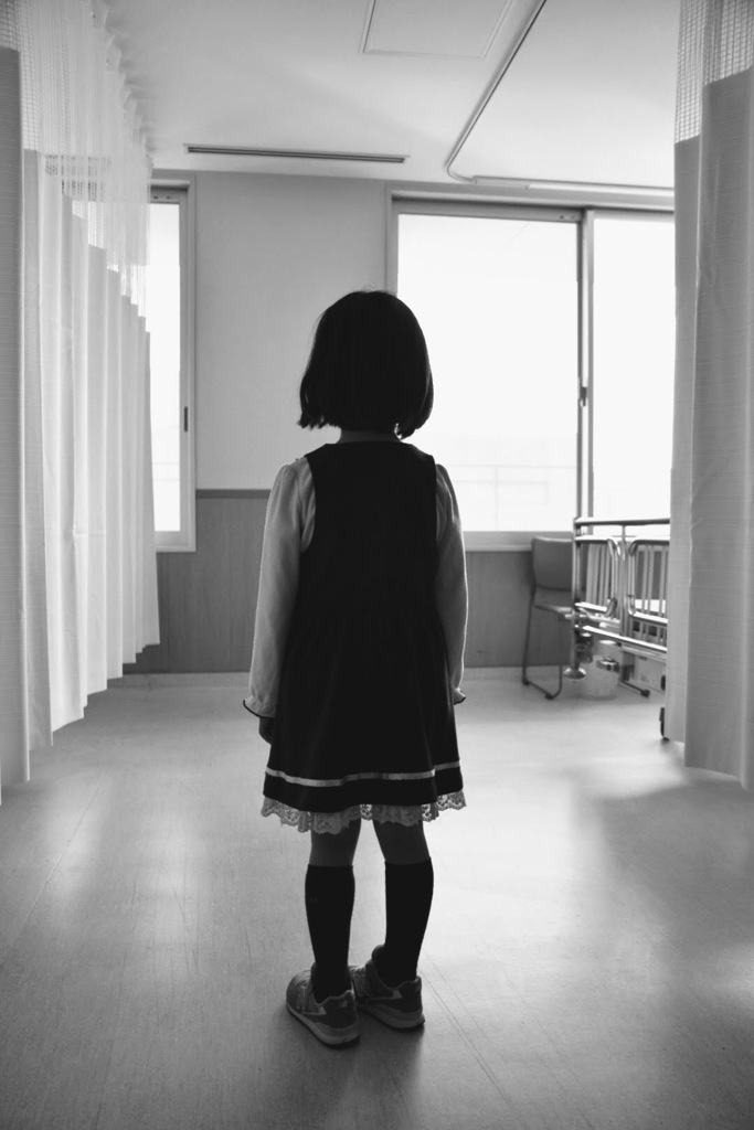 病室で。