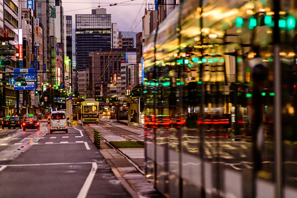 夜へと進む