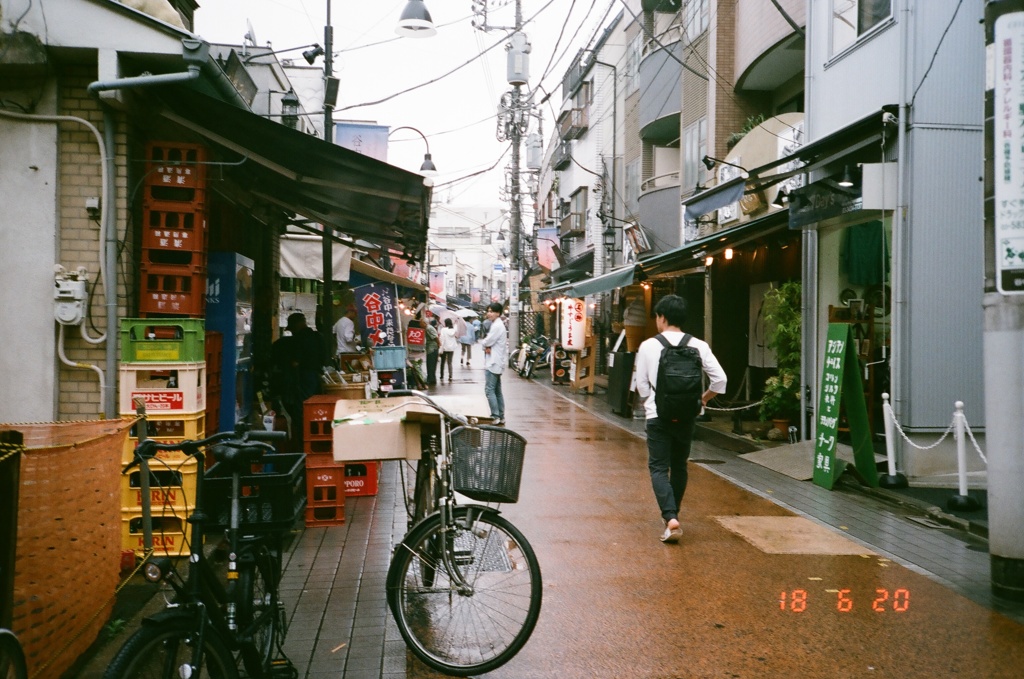 雨の商店街