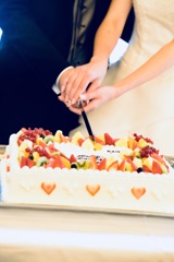 友人の結婚式にて幸せのケーキ入刀