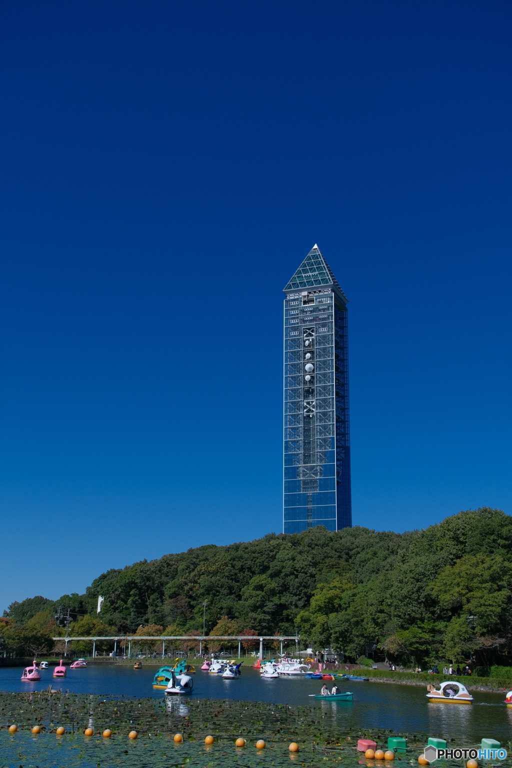 秋空と東山スカイタワー ①