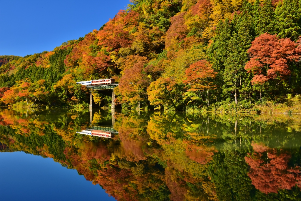 磐越西線の紅葉水鏡