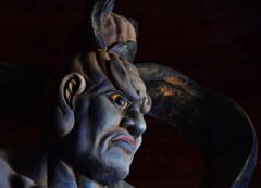 睨む