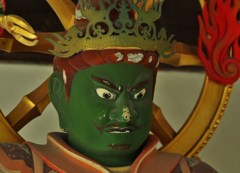 睨む