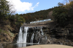 滝と電車