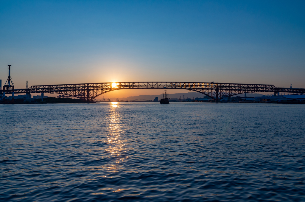 輝く港大橋