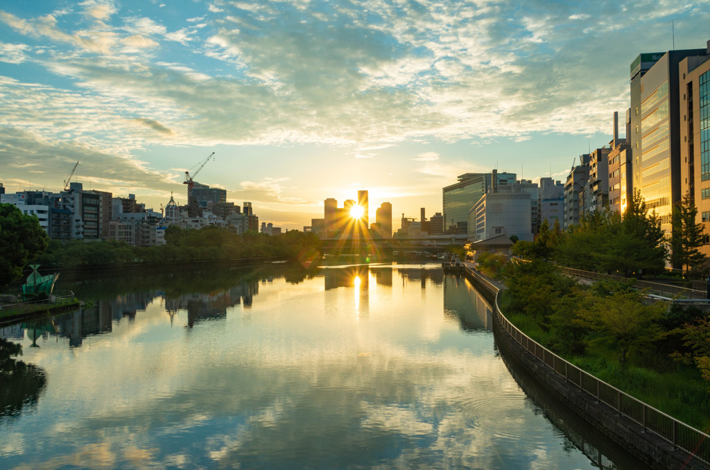 隙間の朝日