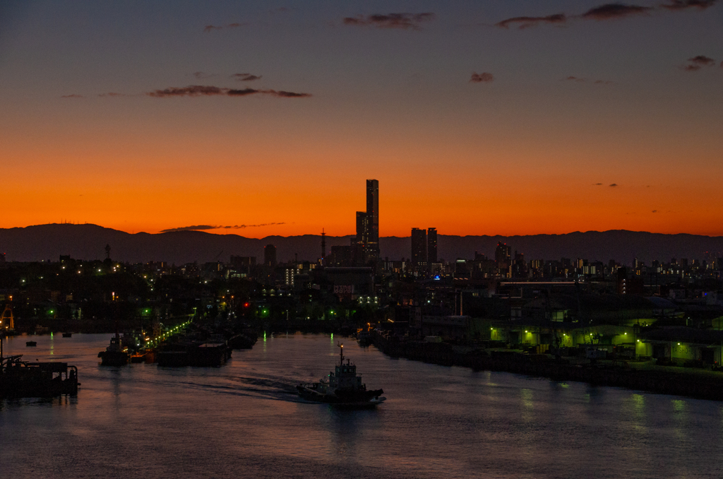 朝焼けの出港