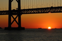 沈む夕日と海峡大橋