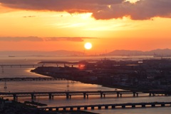 明石海峡大橋に沈む夕日（令和）