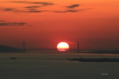 明石海峡大橋に沈む夕日（2016年3月）