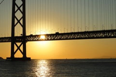 橋から覗く夕日（2）