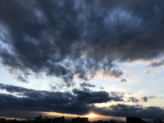 迫る雲