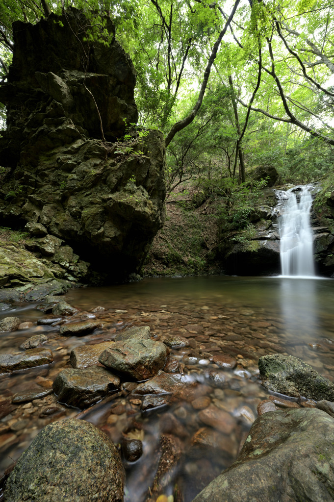 巨岩のある滝
