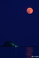 帽子岩と満月