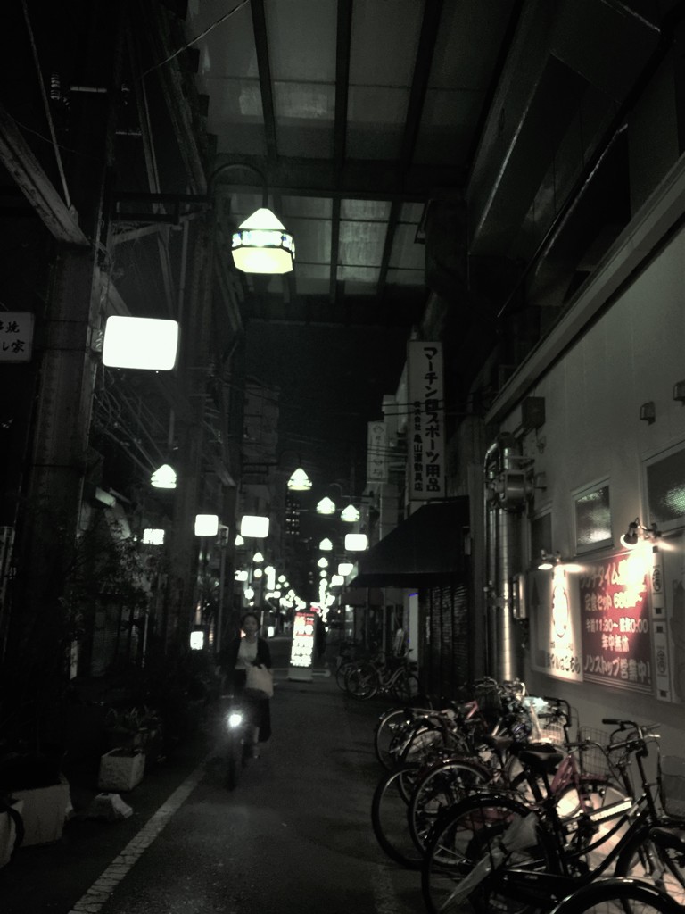 夜のアーケード街