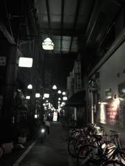 夜のアーケード街