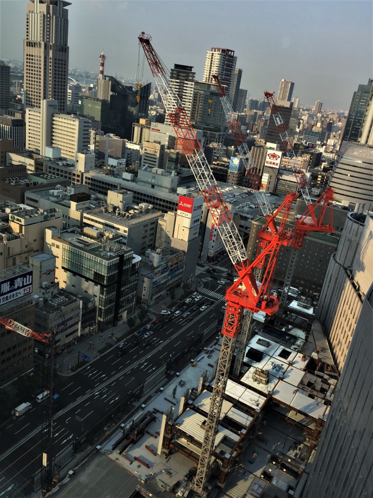 見下ろす三基