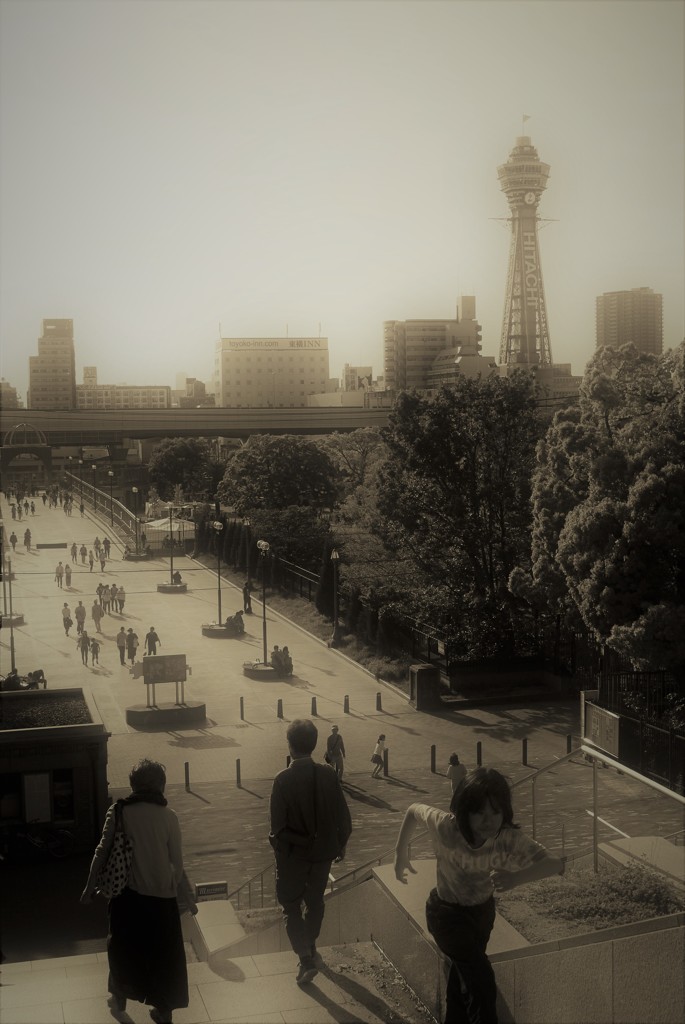 街中の風景 ～通天閣と駆け上がる子～