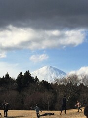 サービスエリアの光景4 ～寝っ転がる人～