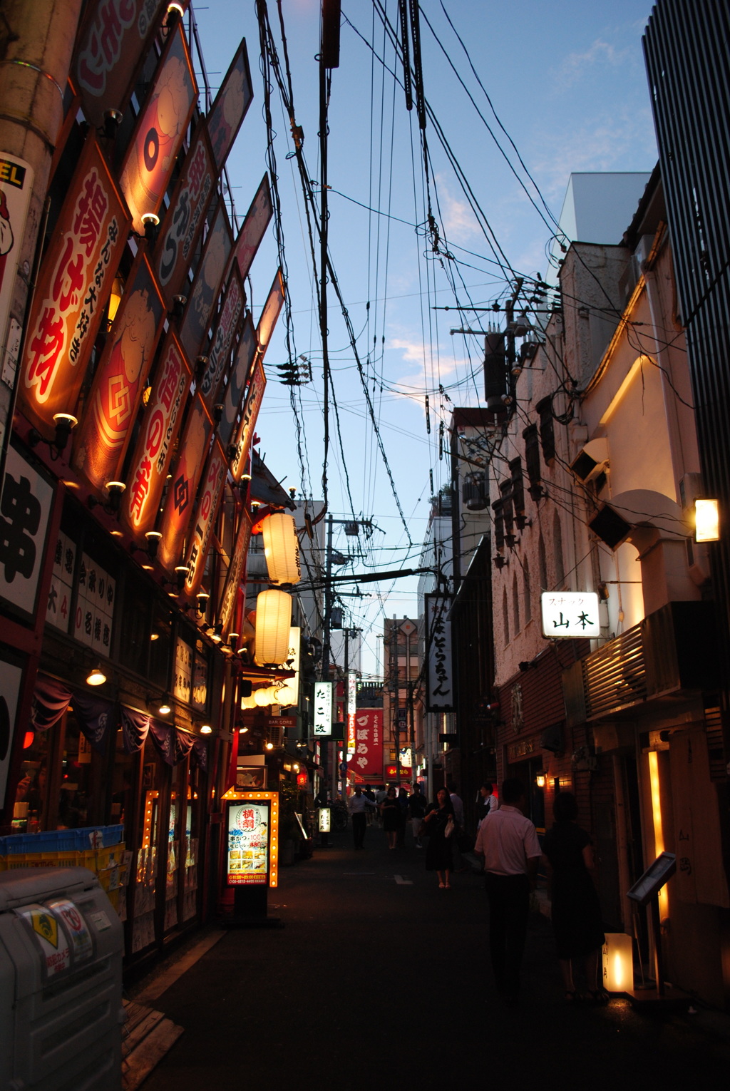 路地裏の風景25 ～夜はこれから 2～