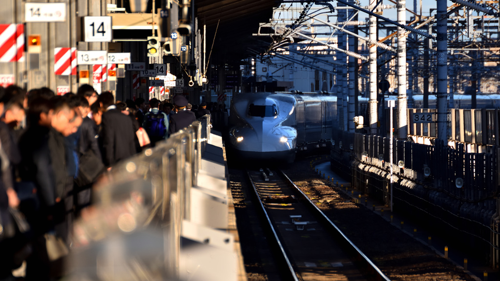 朝の新幹線ホーム