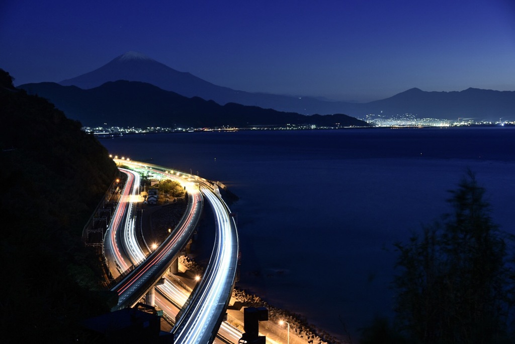 富士山と光の軌跡