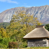 大山と茅葺小屋