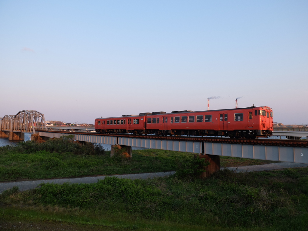 朝焼けの始発列車