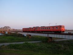 朝焼けの始発列車