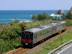 海辺のディーゼル列車