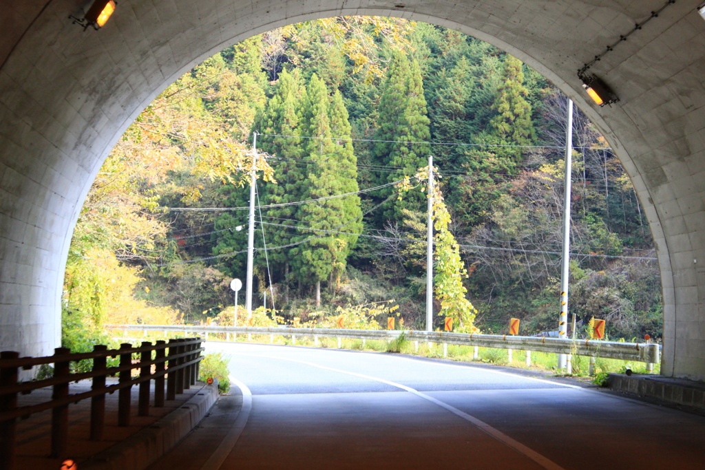 トンネルを抜けると…