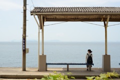 海の近い駅のホーム