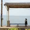 海の近い駅のホーム