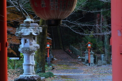 秘境に導く山門の階段