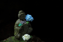 花を愛でる仏様