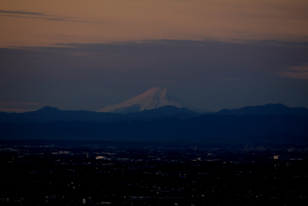 日の出前の富士山