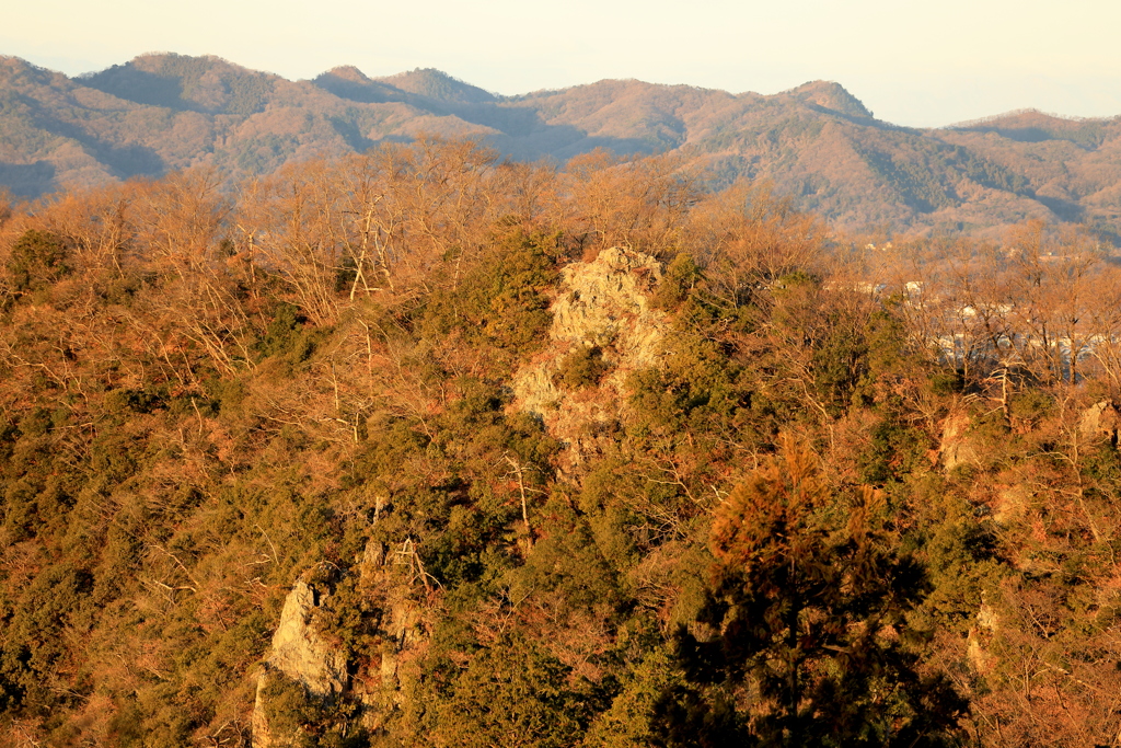 朝日を受ける山肌