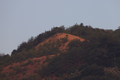 朝日に染まる山肌