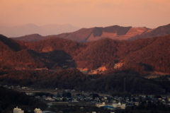 朝日に光る山々