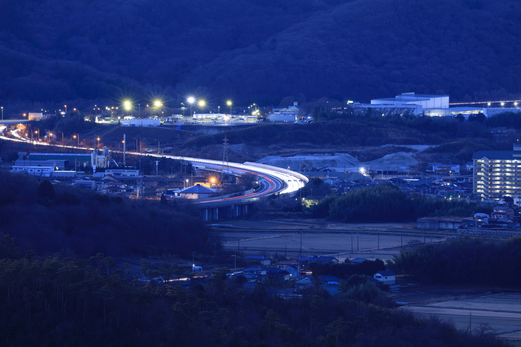 夜明けの高速道路