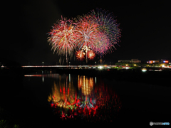 水面に映る花火①