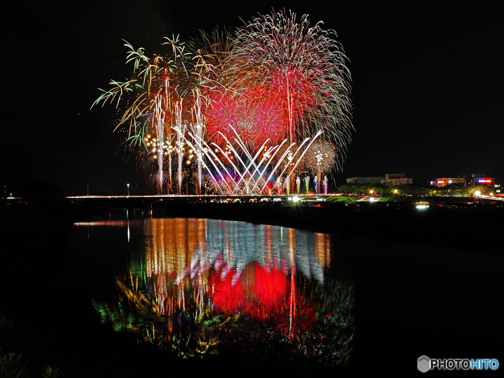 水面に映る花火 By Vodka Id 435 写真共有サイト Photohito